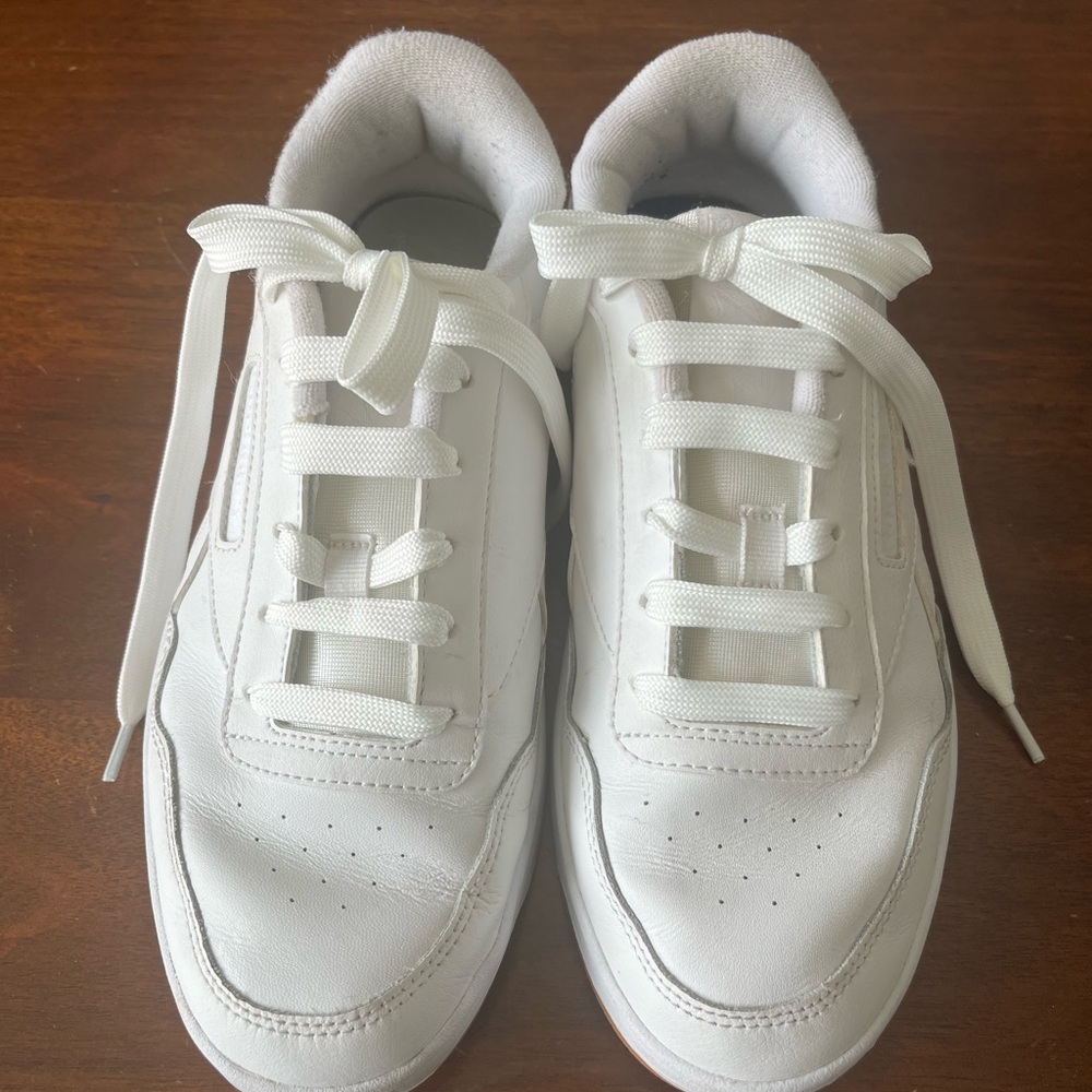 Very Gently Used Women’s White Reebok Sneakers / Shoes, 8.5